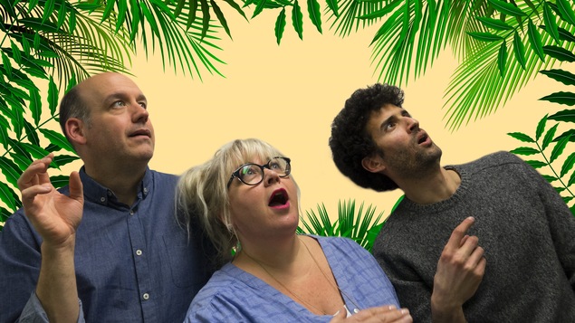 Antoine Vézina, Sonia Vachon et Alex Fredo ont l'air intrigué devant un décor de forêt tropicale.