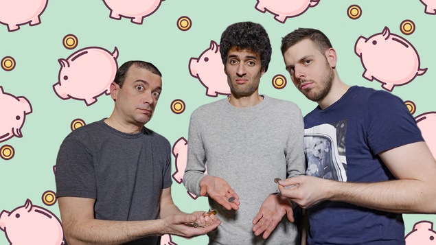 Christian Vanasse, Alex Fredo et Sam Breton tiennent des pièces de monnaie devant une tapisserie de tirelires.