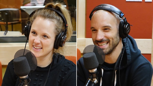 Marie-Soleil Dion et Guillaume Wagner sourient au studio 25 de Radio-Canada