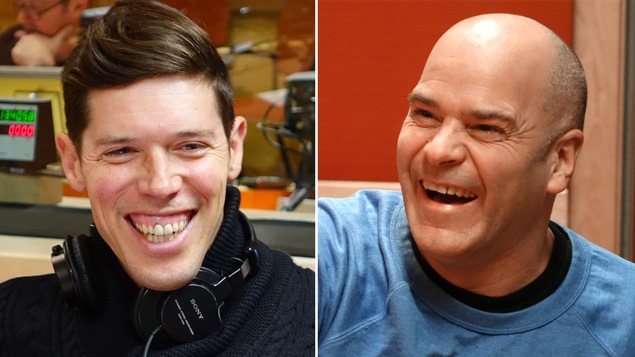 Patrick Leduc et Daniel Grenier sourient devant leur micro du studio 25