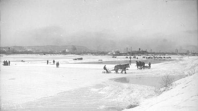 Attelage sur le fleuve Saint-Laurent glacé