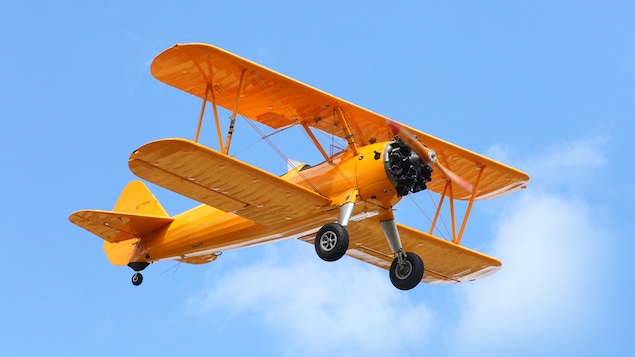 Un avion de type biplan jaune