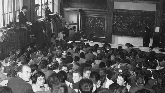 Des étudiants dans une salle bondée