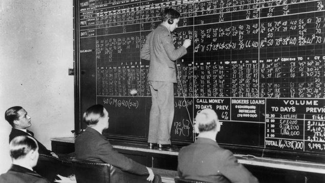 Des investisseurs britanniques regardent les fluctuations de la Bourse de New York, inscrites sur un tableau par un opérateur téléphonique, le 31 octobre 1921.