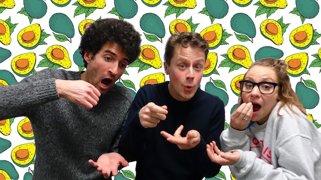 Alex Fredo, Olivier Morin et Léane Labrèche-Dor font semblant de manger.