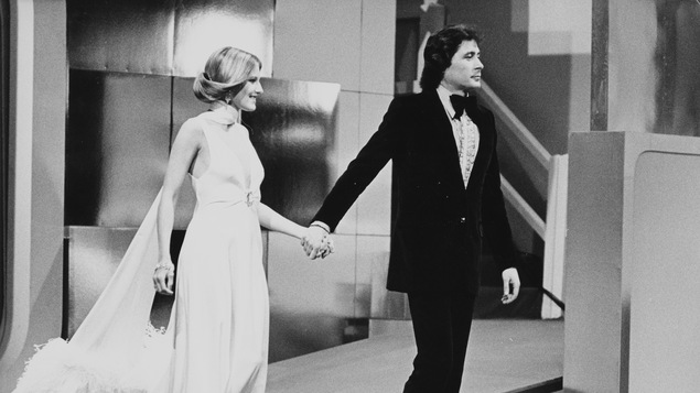 Danielle Ouimet et Donald Pilon sur le plateau du gala du plus bel homme du Canada, en 1974