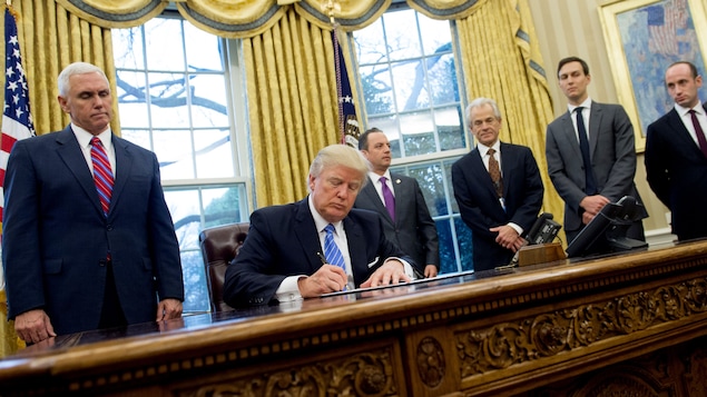 Le président américain Donald Trump signe un décret interdisant, notamment, le financement d’ONG internationales qui soutiennent l’avortement, le 23 janvier 2017.