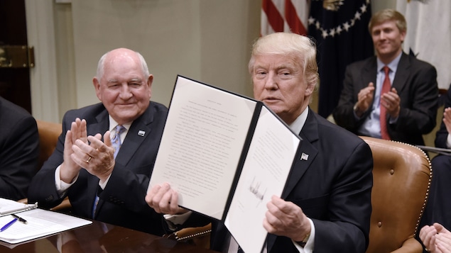 Donald Trump signe un ordre exécutif afin de promouvoir la « prospérité agricole » aux États-Unis, le 25 avril 2017.