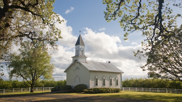 Une petite église blanche en campagne