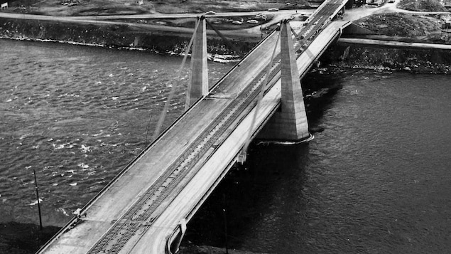 Le pont de la Concorde relie l'île de Montréal aux îles Sainte-Hélène et Notre-Dame.