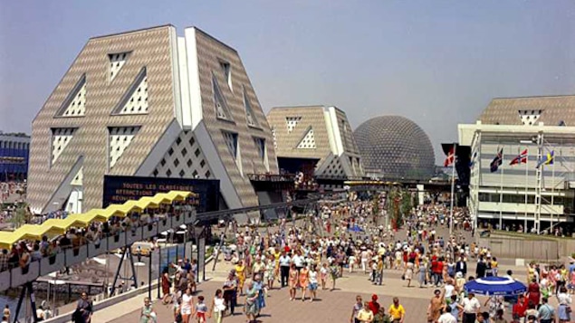 Une vue générale du site d'Expo 67, dans laquelle ont aperçoit le Minirail et les pavillons de l'Homme, des États-Unis et de la Scandinavie. Une vue générale du site d'Expo 67, dans laquelle ont aperçoit le Minirail et les pavillons de l'Homme, des États-Unis et de la Scandinavie.