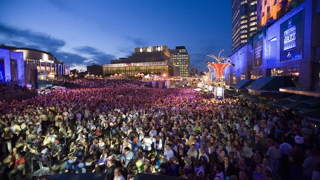 Une foule nombreuse assiste à un spectacle gratuit du Festival de jazz en 2007.
