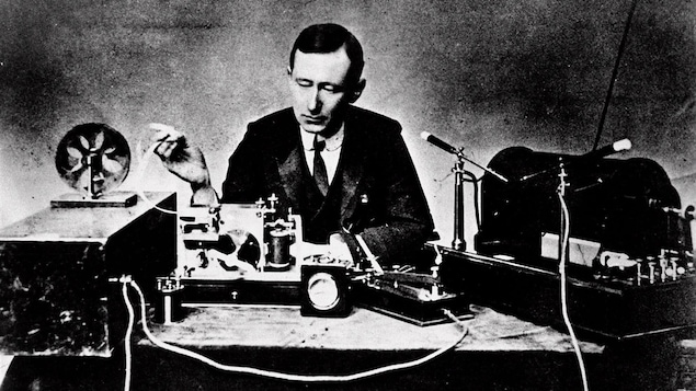 Guglielmo Marconi, reconnu comme étant l'inventeur de la radio, devant son équipement en 1901.