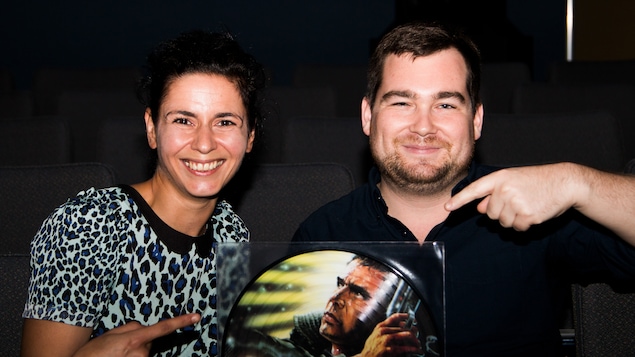 Helen Faradji et Raphaël Dostie avec une copie de la bande sonore du film Blade Runner en format vinyle Helen Faradji et Raphaël Dostie avec une copie de la bande sonore du film Blade Runner en format vinyle