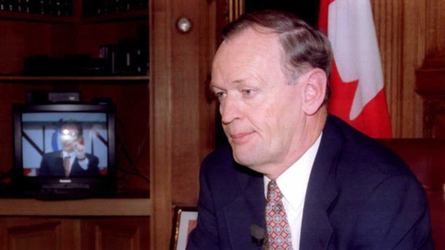 Le premier ministre Jean Chrétien se prépare à livrer son discours de victoire le soir du référendum de 1995.