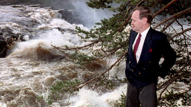 Jean Chrétien au bord des chutes Shawinigan le 25 octobre 1993