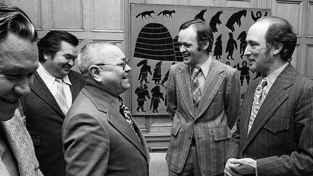 Jean Chrétien aux côtés du politicien autochtone Frank Calder et du premier ministre Pierre Elliott-Trudeau, le 7 février 1973