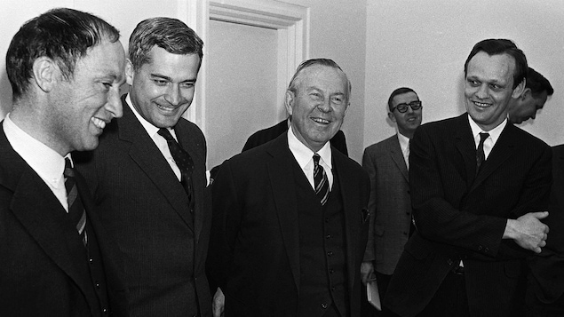 Pierre Elliott-Trudeau, John Turner, le premier ministre Lester B. Pearson et Jean Chrétien en 1967