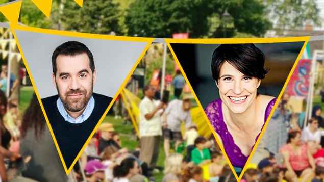Jean-Sébastien Girard et Salomé Corbo sourient devant une foule.