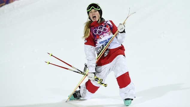 Justine Dufour-Lapointe après sa conquête de l'or en bosses, en ski acrobatique, aux Jeux olympiques de Sotchi