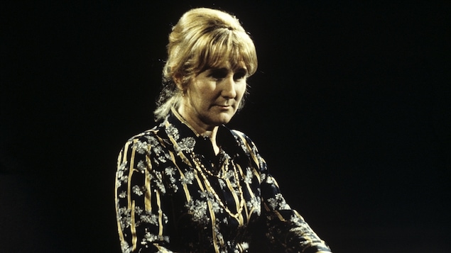 L'auteure Antonine Maillet dans les décors de La Sagouine en 1975