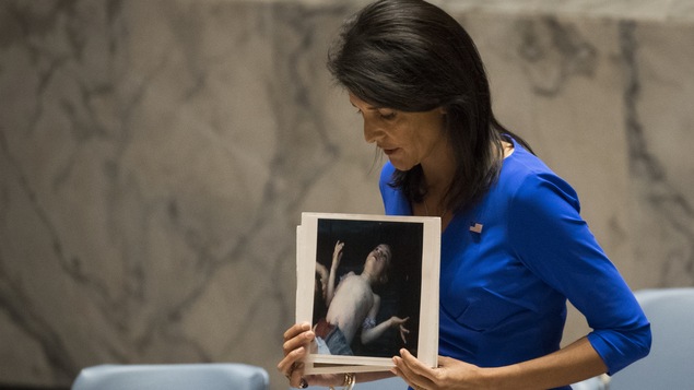 L'ambassadrice américaine à l'ONU, Nikki Haley, exhibe des photos des victimes de l'attaque chimique présumée de Khan Cheikhoun, en Syrie, lors des débats entourant le projet de résolution condamnant le régime syrien.
