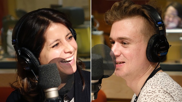 Anaïs Favron et Arnaud Soly sourient pendant l'enregistrement des <i>Petites anecdotes</i>.