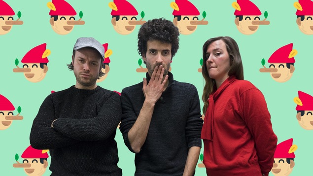 Mickaël Gouin, Alex Fredo et Florence Longpré ont des visages suspicieux devant une murale remplie de Pinocchios.