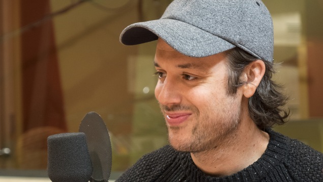 Mickaël Gouin et son petit sourire espiègle, dans les studios de Radio-Canada