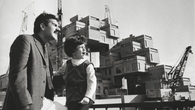 Un père et sa fille devant le chantier d'Habitat 67