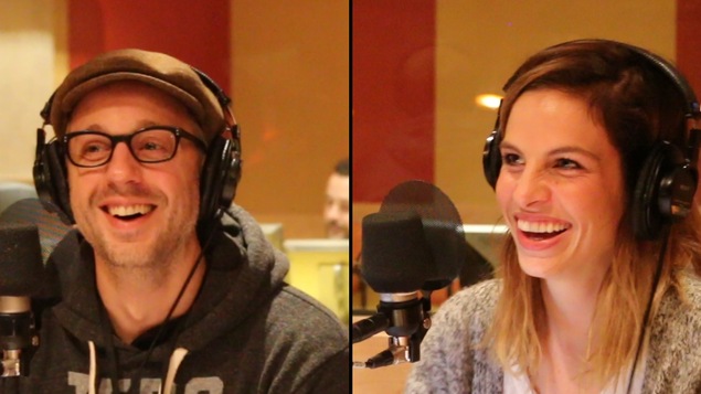 Marie-Lyne Joncas et Martin Perizzolo pendant l'enregistrement de l'émission Les petites anecdotes au studio 25 de Radio-Canada