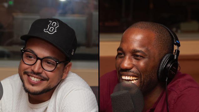 Mehdi Bousaidan et Bruno Ly sourient pendant l'enregistrement de l'émission Les petites anecdotes au studio 18 de Radio-Canada