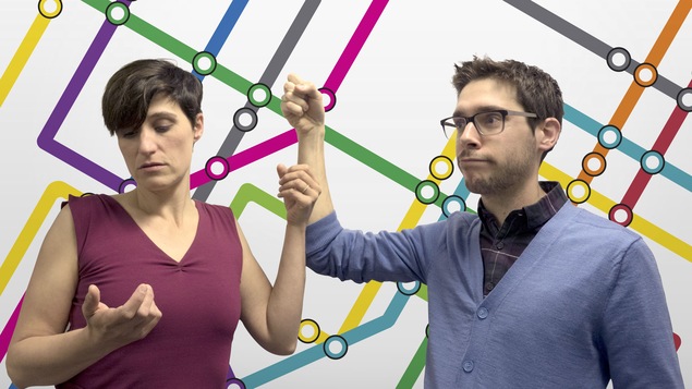 Salomé Corbo et Sébastien Haché devant une carte de métro fictive.