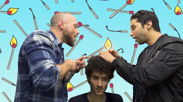 Éienne Boulay et Reda Saoui font semblant de brûler les cheveux de l'animateur Alex Fredo.