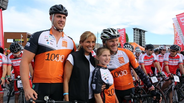 Pierre LavoiePierre Lavoie avec sa famille sur la ligne de départ de la 8e édition du Grand Défi Pierre Lavoie, à Saguenay, le 16 juin 2016