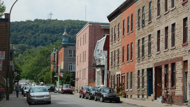 Le mont Royal vu depuis l'intersection des rues Clark et Duluth, sur le Plateau-Mont-Royal