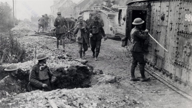 Des soldats canadiens capturent des chars d'assaut et des soldats allemands, en août 1918.