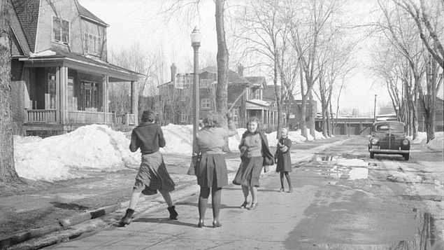 Des fillettes s'amusent dans la rue au printemps.