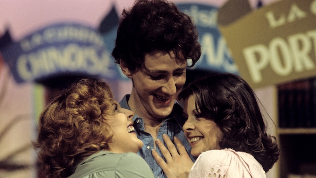 Les comédiens Dorothée Berryman, Robert Gravel et Marie-Louise Dion qui se serrent les uns contre les autres.