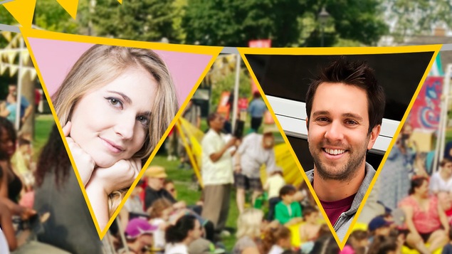 Rosalie Vaillancourt et Alexandre Barrette sourient devant une foule dans un parc