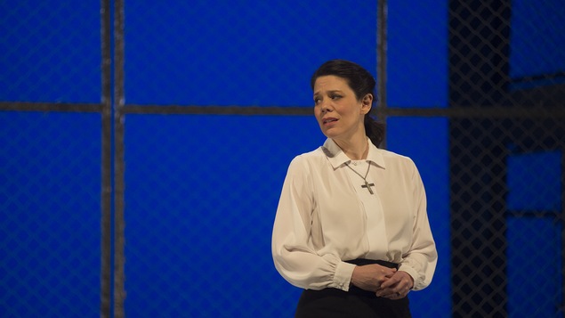 La mezzo-soprano Allyson McHardy dans le rôle de Sister Helen