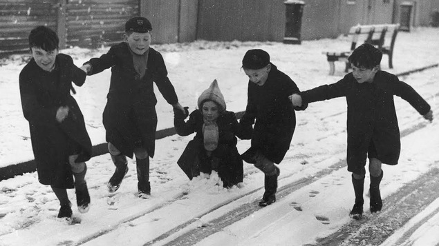 Des enfants jouent dans la neige en 1940.