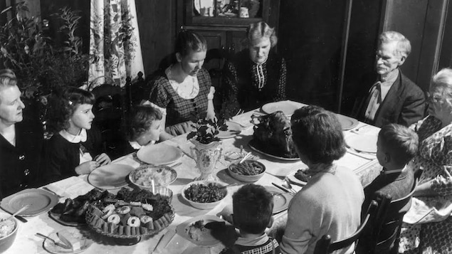Une famille prie avant le repas des Fêtes.