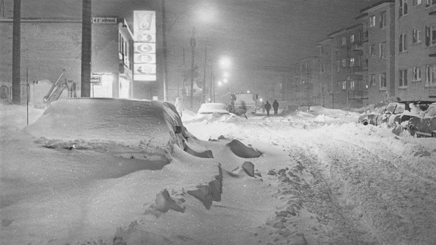Une photo de la « tempête du siècle », cette fois-ci, celle du 20e, survenue le 4 mars 1971 à Montréal. En quelques heures seulement, 43 centimètres de neige s'étaient abattus sur la ville.