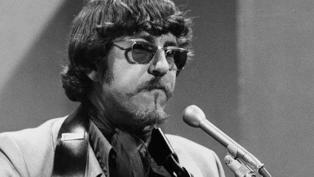 Le chanteur Tex Lecor en prestation sur scène.