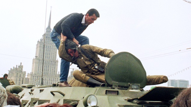 Un manifestant prodémocrate s'en prend à un soldat soviétique après le coup d'État qui a temporairement délogé le dirigeant Mikhaïl Gorbatchev, le 19 août 1991.