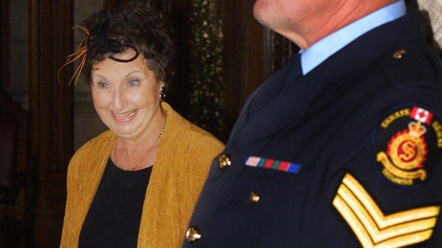 Viola Léger avant sa cérémonie d'assermentation, à Ottawa, en 2001.