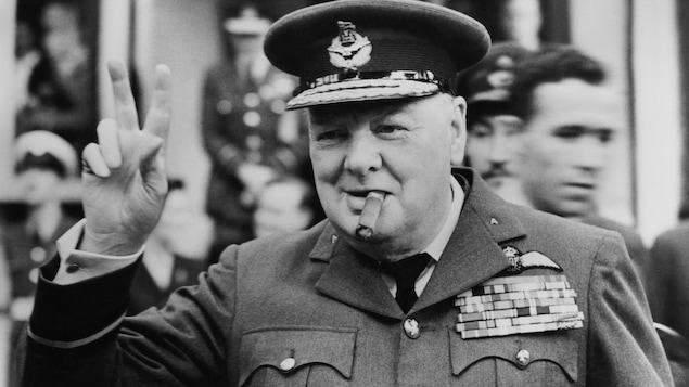 Winston Churchill arbore le signe de la victoire.