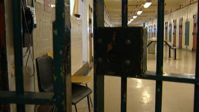 Cellule en prison avec vue sur un corridor
