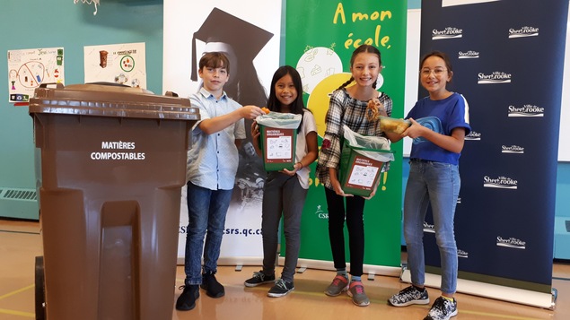 Projet pilote de compostage dans 16 écoles de la CSRS.